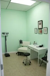 Exterior of Clinica Medica Hispana, immigration medical exam clinic in Houston, Texas